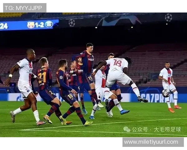 巴萨重返诺坎普进行公开训练球员教练齐聚合影留念展现团队精神 巴萨重返诺坎普进行公开训练球员教练齐聚合影留念展现团队精神