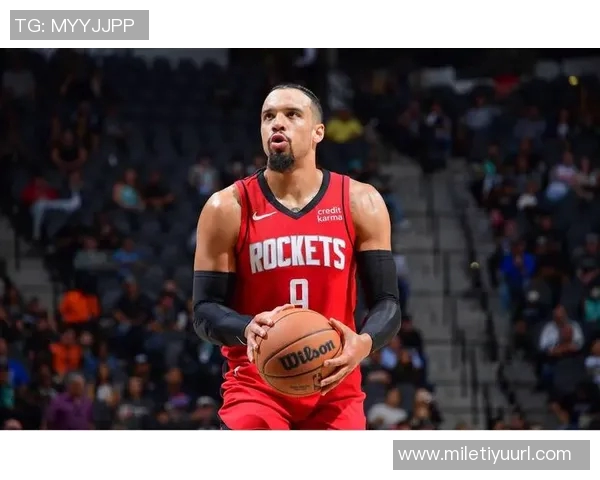 狄龙半场表现抢眼得分上双但犯规频繁状态堪忧 狄龙半场表现抢眼得分上双但犯规频繁状态堪忧